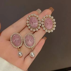 French Retro Portrait Gentle and Exquisite Pearl Round Plate Elegant High-end Temperament Earrings